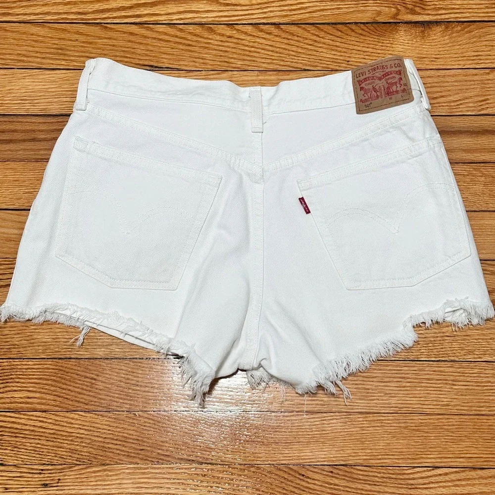 Levi's 501 White Mid Rise Frayed Hem Denim Jean Shorts Button Fly Size W30 - Picture 4 of 9